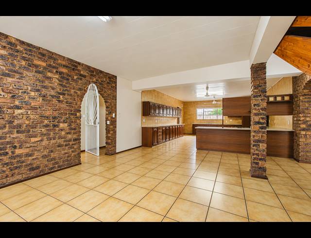 6 BEDROOM FREEHOLD FOR SALE IN ELOFFSDAL